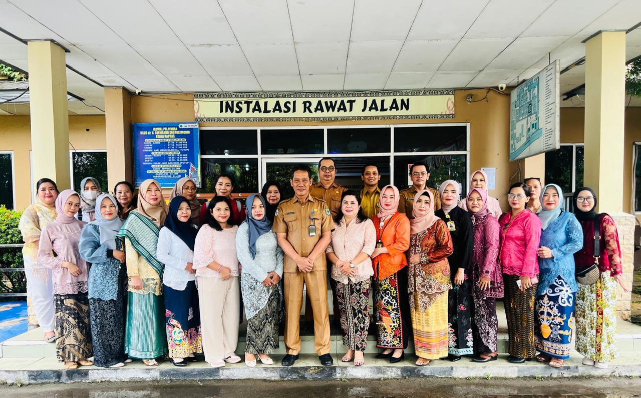 Peringati Hari Pahlawan RA Kartini Tahun 2025, Karyawati RSUD Kapuas Kenakan Baju Kebaya Nasional